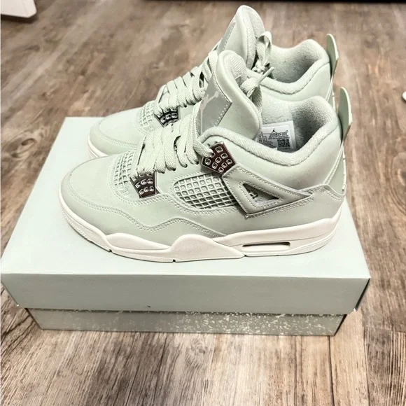 Air Jordan 4 Retro - Picture 1 of 4